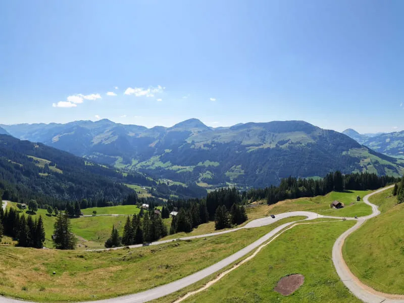 Panoramablick von der OchsAlm über die Bergkette der Kitzbüheler Alpen