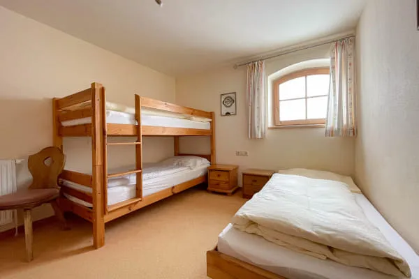 Hike-und-Bike-Zimmer mit Stockbett und Einzelbett am Fenster
