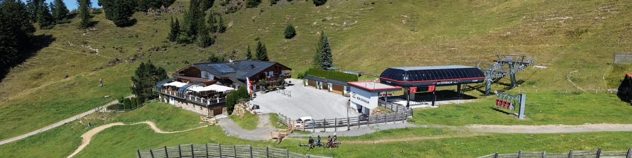 Die OchsAlm aus der Luft, direkt daneben die Bergstation der Seilbahn 8SB Ochsalm im Skigebiet Kitzbühel