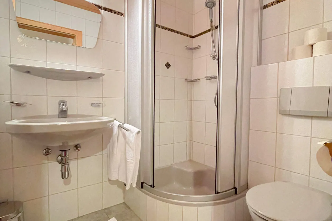 Eigenes Badezimmer des Ochsalm Zimmers mit Dusche, Waschbecken und WC