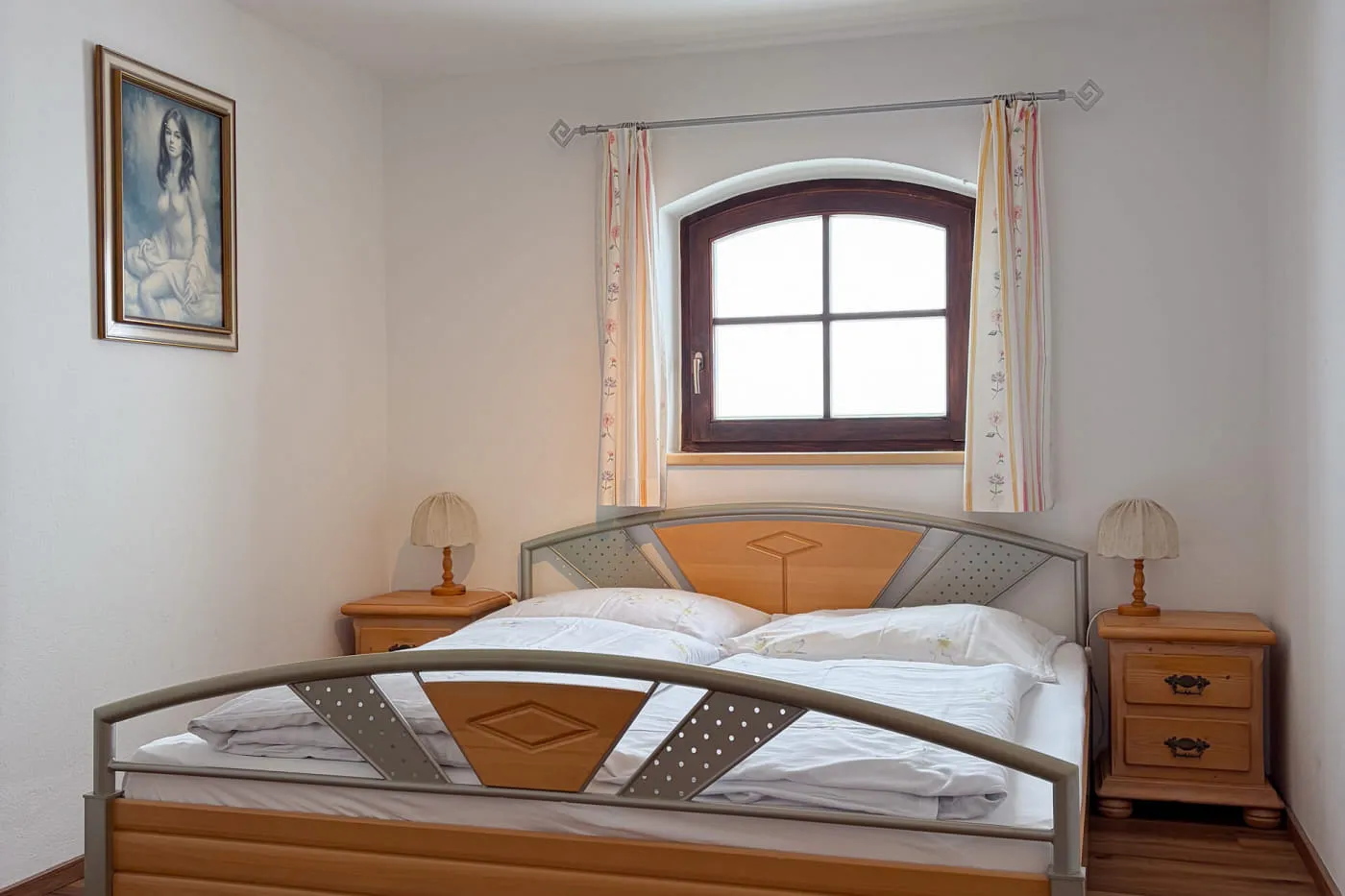 Hike-und-Bike-Doppelzimmer mit Holzboden, Doppelbett und Fenster